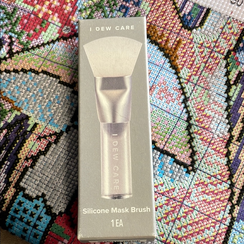 Silver Silicone Mask Brush